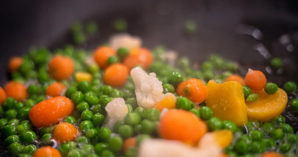 Legumes cozidos na panela: ervilha, cenoura e couve-flor